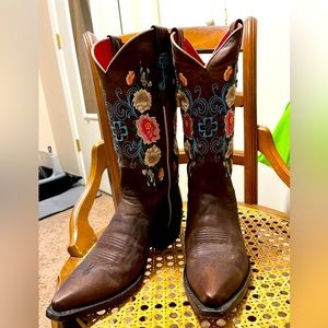 Like new embroidered cowboy boots